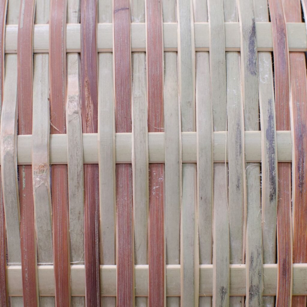 Tumpukan gedek bambu siap kirim, cocok untuk konstruksi rumah, gazebo, dan dekorasi outdoor.